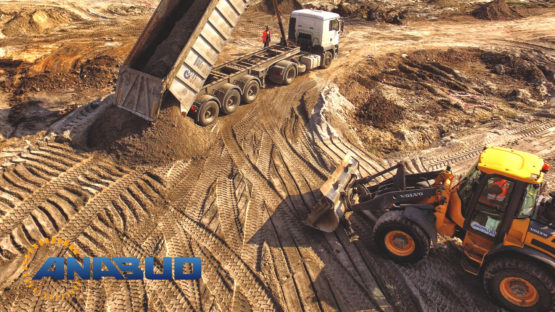 Podczas budowy Galerii Handlowej w Chodzieży wykonane zostały roboty ziemne, grunty słabonośne zostały wzmocnione poprzez wykonanie nasypow z piasków