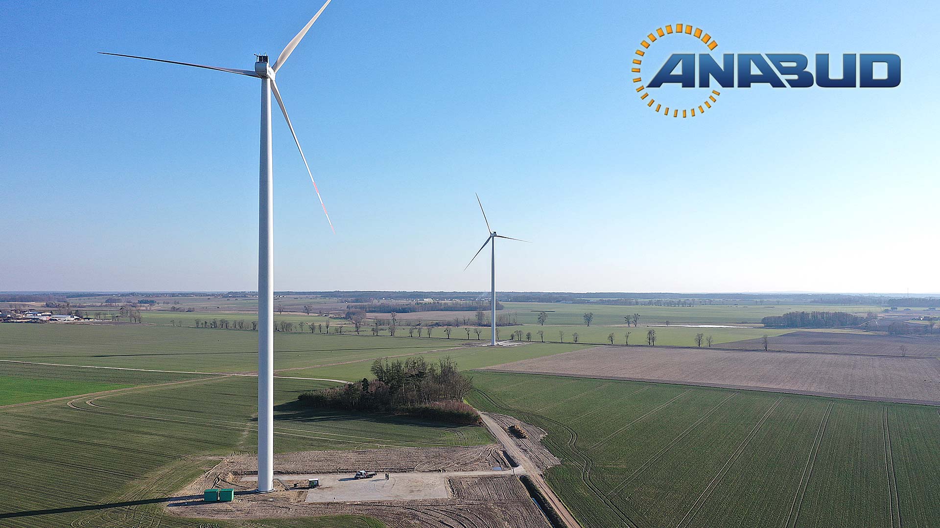 Posiadamy wieloletnie doświadczenie w budowie farm wiatrowych w systemie BoP (budowa całości infrastruktury technicznej: fundamenty, drogi dojazdowe, place manewrowe i montażowe, infrastruktura elektroenergetyczna i światłowodowa