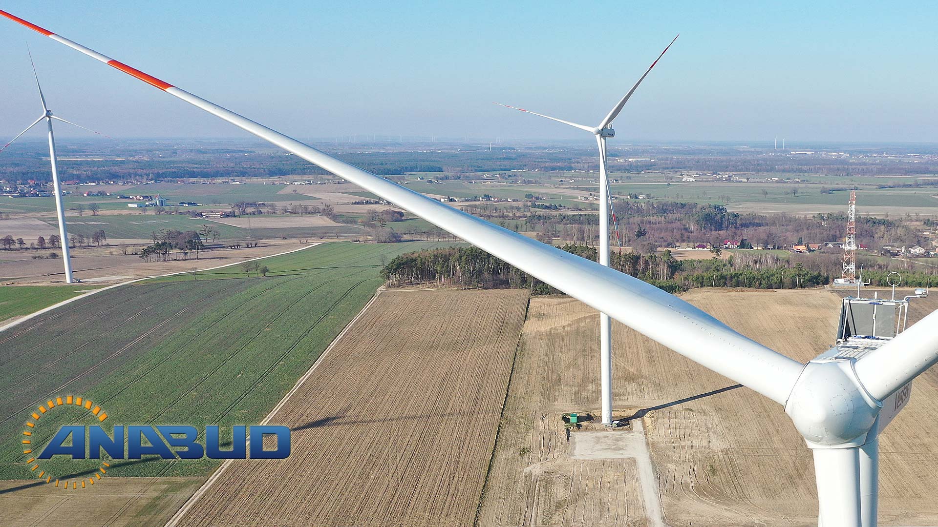 Posiadamy wieloletnie doświadczenie w budowie farm wiatrowych w systemie BoP (budowa całości infrastruktury technicznej: fundamenty, drogi dojazdowe, place manewrowe i montażowe, infrastruktura elektroenergetyczna i światłowodowa). To stawia nas w czołówce firm budujących farmy wiatrowe w Polsce.