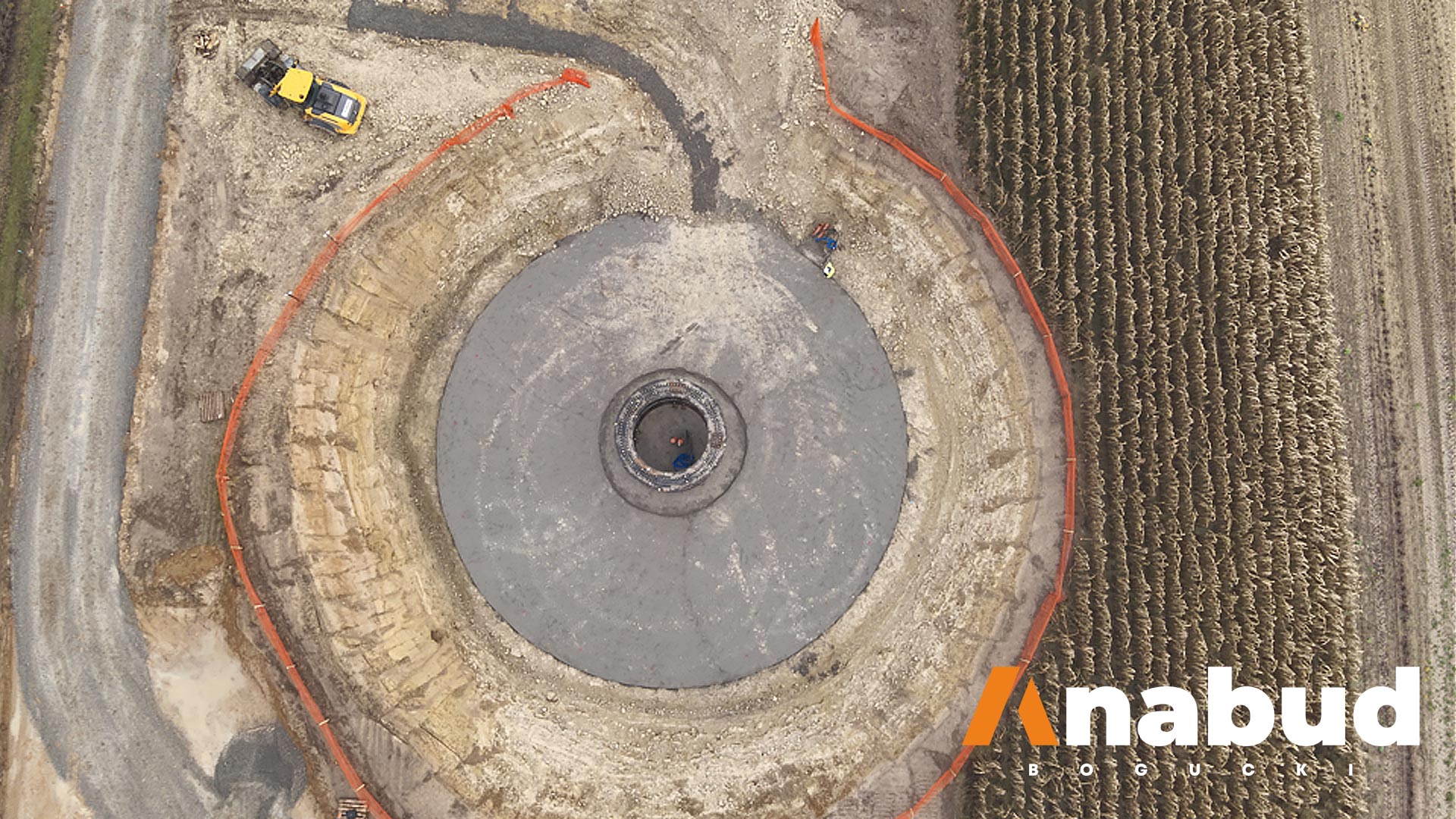 Realizacja farmy wiatrowej przez firmę Anabud w woj. lubelskim – 10 turbin Vestas V136 o mocy 40 MW, zwiększających lokalny potencjał energetyczny.