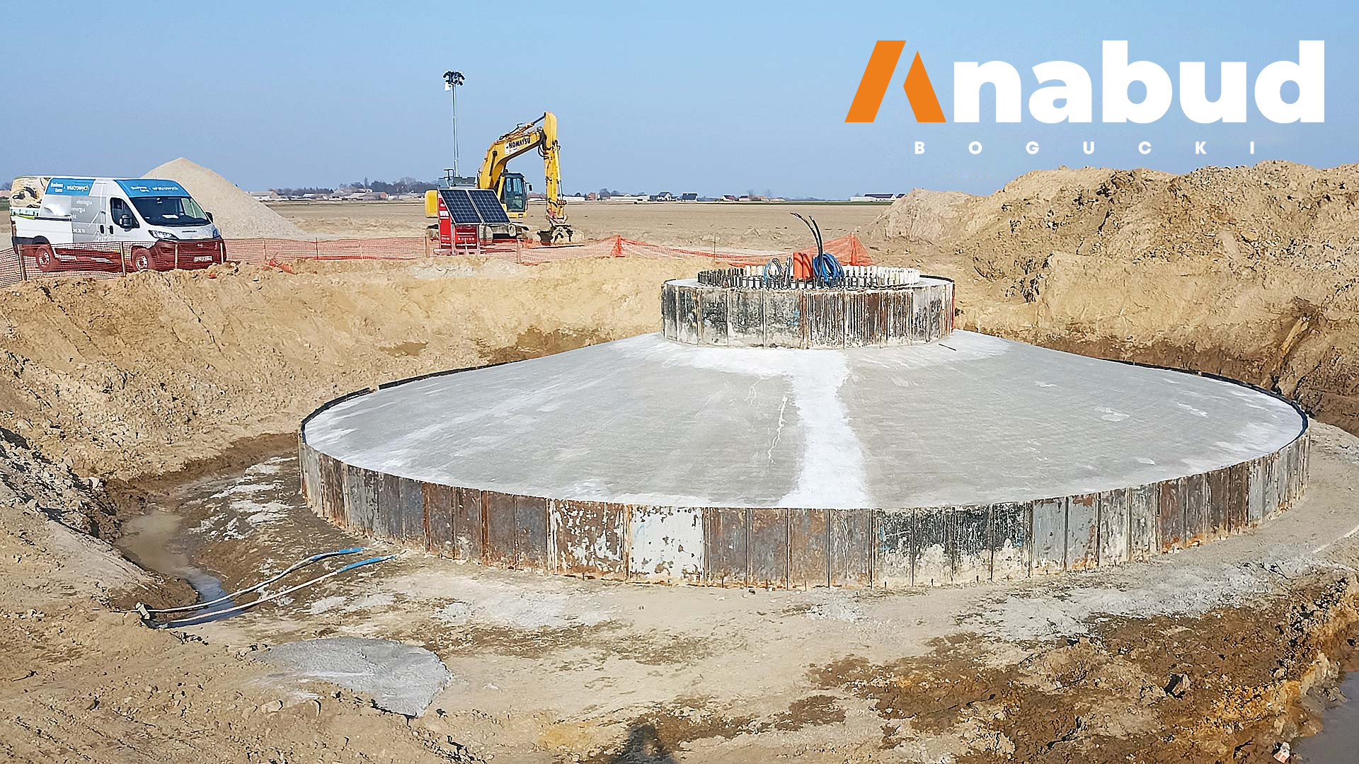 W wypadku np. Farmy Wiatrowej Oborniki, gdzie stanęło 8 turbin, ANABUD wylał fundamenty posadowione pośrednio na palach, przygotował place manewrowe, drogi i tymczasowe obszary utwardzone o łącznej pow. 63 000 m2, położył niecałe 14 km kabli oraz postawił 2 stacje kontenerowe SN-15kV i 2 stacje kompensacji mocy biernej