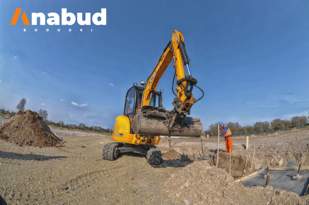 roboty ziemne koparko-ładowarką, prace ziemne, niwelacja terenu, Anabud Bogucki