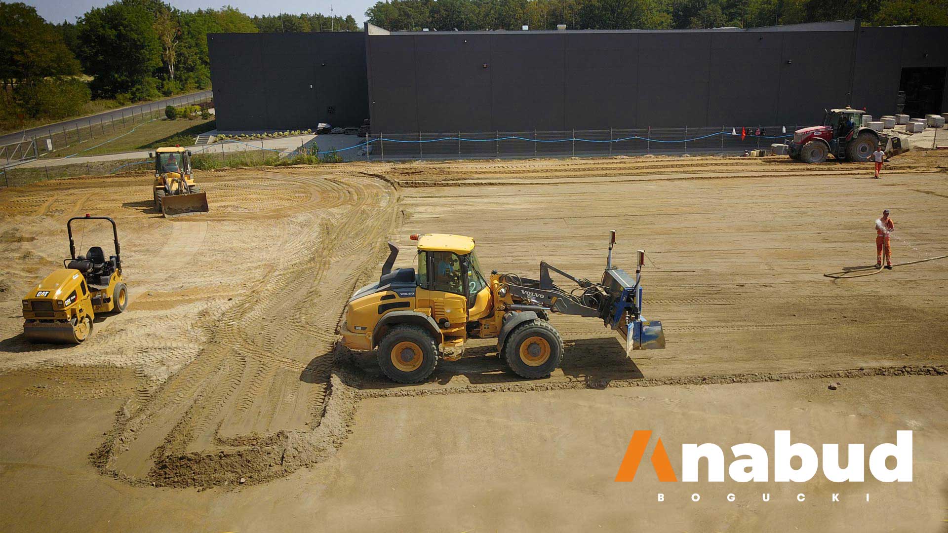 Usługę stabilizacji gruntu cementem wykonała firma Anabud, doświadczony generalny wykonawca specjalizujący się w robotach ziemnych i inżynieryjnych. Dzięki zastosowaniu odpowiednich spoiw oraz nowoczesnego parku maszynowego, Anabud zapewnił uzyskanie jednorodnej i wytrzymałej warstwy podbudowy, spełniającej obowiązujące normy techniczne.