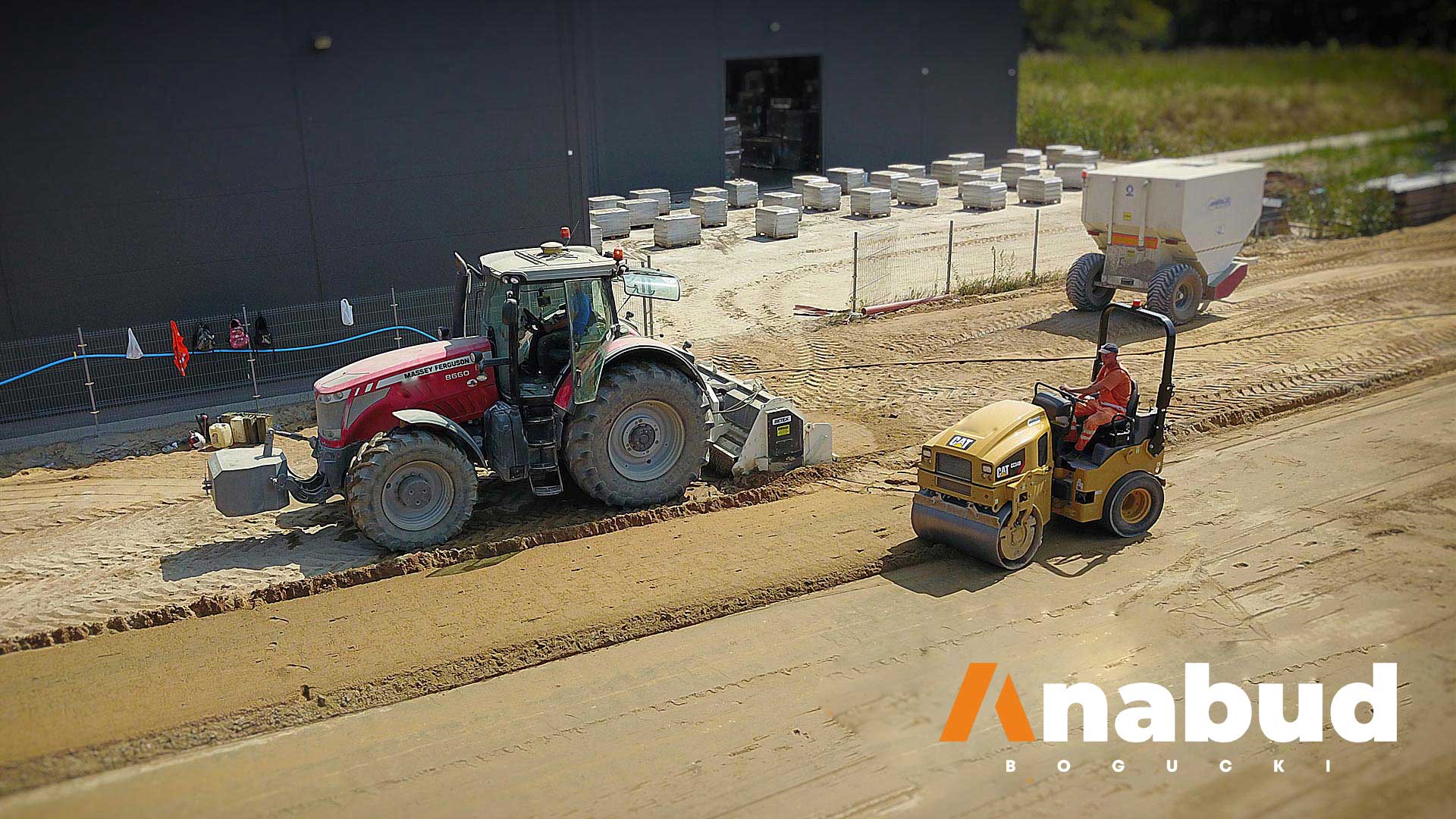 Usługę stabilizacji gruntu cementem wykonała firma Anabud, doświadczony generalny wykonawca specjalizujący się w robotach ziemnych i inżynieryjnych. Dzięki zastosowaniu odpowiednich spoiw oraz nowoczesnego parku maszynowego, Anabud zapewnił uzyskanie jednorodnej i wytrzymałej warstwy podbudowy, spełniającej obowiązujące normy techniczne.